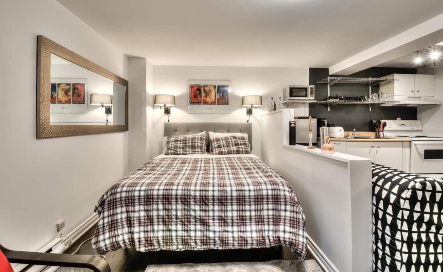 100 Meters To Subway - Montcalm Apartment Montreal